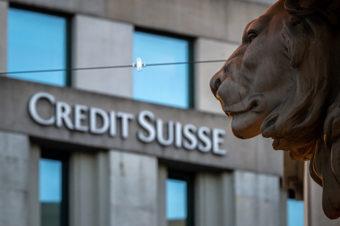 Alívio sobre o resgate do Credit Suisse dura pouco com ações do banco despencando nesta segunda