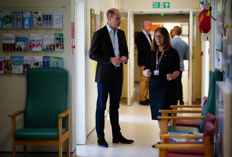Príncipe William visita hospital e fala sobre Kate Middleton