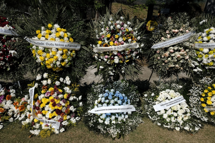 Corpo de Anderson Leonardo, do Molejo, é sepultado no Rio com presença de amigos e familiares