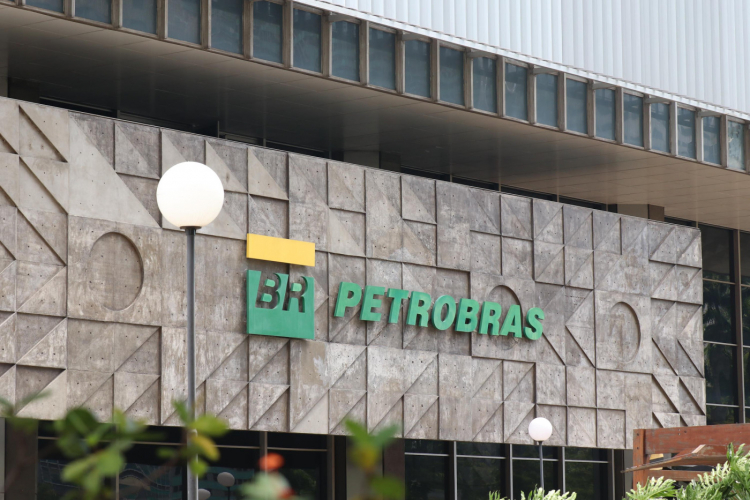 Petrobras aprova distribuição de 50% dos dividendos extras em duas parcelas