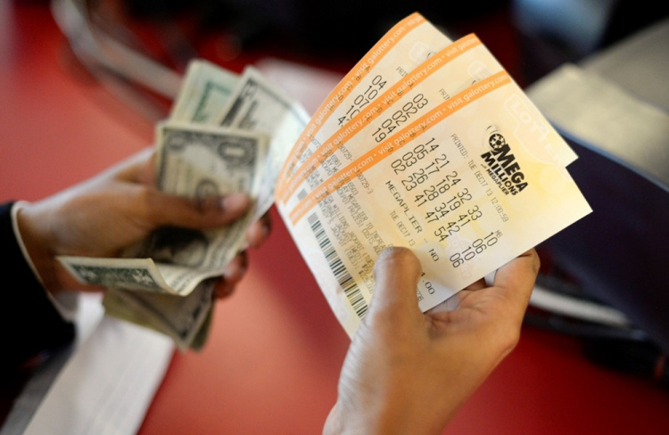Loteria americana acumula mais de R$ 1,5 bilhão e brasileiros podem apostar online